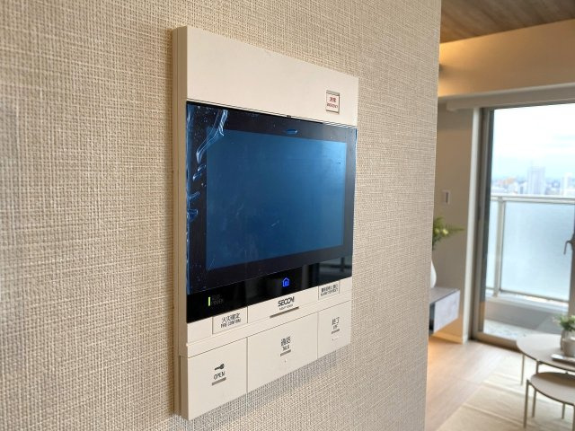 グローリオタワー巣鴨のセキュリティ|TVモニター付きインターフォン
来訪者の姿を室内から一目で確認できるTVモニター付きインターホン。防犯性に優れ、お子様のお留守番時や一人暮らしにも安心です。