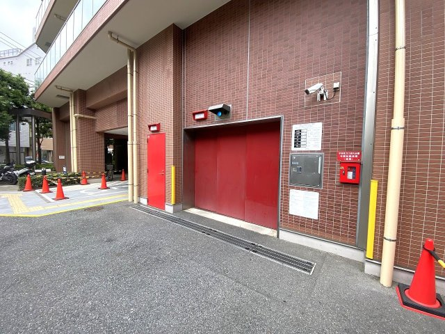 グローリオタワー巣鴨の駐車場|駐車場
毎日の通勤やお出かけに便利な敷地内駐車場です。敷地内にあるため雨の日の乗り降りや荷物の持ち運びもスムーズに行えます。