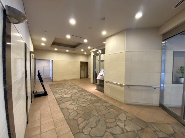 グローリオタワー巣鴨のエントランス|エントランス
高級感漂う洗練されたエントランスアプローチ。居住者やゲストを温かく迎え入れ、住まいの格式を高める上質な空間です。