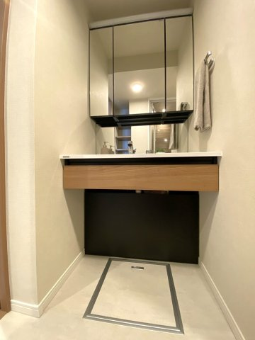 グローリオタワー巣鴨の独立洗面台|洗面台新規交換
毎朝の身支度が快適に行える新規交換済みの清潔な独立洗面台です。便利な収納もたっぷり備えており、洗面周りがすっきり片付きます。