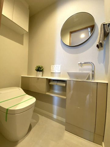 グローリオタワー巣鴨のトイレ|トイレ新規交換
衛生面・機能性に優れた新規交換済みの清潔感漂うお手洗いです。毎日のお手入れもしやすく、いつでも快適にご利用いただけます。
