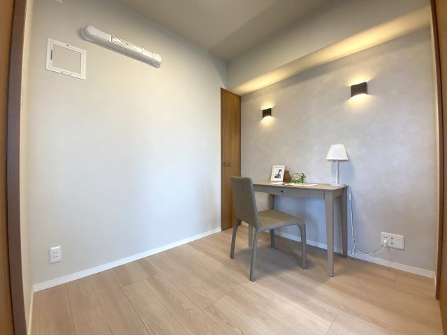グローリオタワー巣鴨の子供部屋|洋室3.2帖　間取り図真ん中の部屋
こぢんまりとしつつも機能的な約3.2帖の洋室です。お子様のお部屋としてはもちろん、リモートワークや趣味の書斎にもぴったりです。