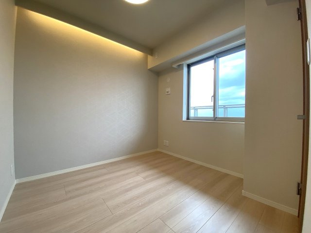 グローリオタワー巣鴨の寝室|洋室5.2帖　間取り図右の部屋
主寝室としてもお使いいただける約5.2帖の使いやすい洋室です。穏やかな光が差し込み、毎日のプライベートな時間をゆったり過ごせます。