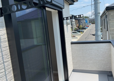 【バルコニー】 | 金井新築戸建 | バルコニーは、室外の専用スペースのうち、「屋根がなく開放された空間」であるものを指します。ベランダより広いタイプのものが多く、日当たりもよいため家庭菜園などを楽しみたい人にとって適した環境となります。