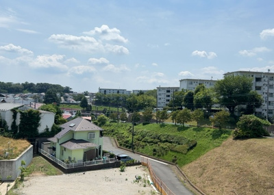 【展望】 | 金井新築戸建 | 眺望を気にして物件を探す場合、前面に建物が建っていないか現地で確認しましょう！前面に建物があると景色はもちろん、日当たりや風通しにも影響が出てきます。住んだ時のことを想像しながら現地見学をしましょう。