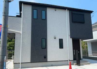 【外観】 | 金井新築戸建 | ついに完成致しました！現地をご見学に行く際は、道路の幅や周辺の交通量、施設などをご確認頂くことをおすすめします！物件の流れが早いため、内見をしたい方はお早めに当社営業までお問い合わせ頂きご予約下さい！