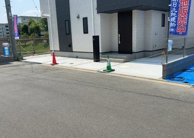 【前面道路含む現地写真】 | 金井新築戸建 | 住宅用の土地では前面道路に2m以上接していなければならないと法律で定められています。しかし、お持ちの車のサイズやライフスタイルなどにより、2mでは利便が悪い場合もございますので、事前に確認しましょう。