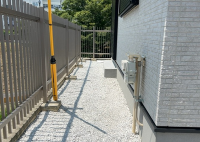 【庭】 | 金井新築戸建 | 庭があることでガーデニングや家庭菜園はもちろん、こどもの遊び場やペットを放して遊ぶことができます。また、家の周囲に余裕があるということです。隣地との間があれば、十分な日当たりと、風通しが確保できます。