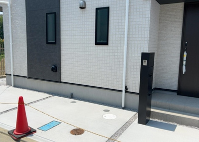 【構造・工法・仕様】 | 金井新築戸建 | 木造住宅とは土台、壁、柱など建築物の強度を支える構造体の材に木が使用されている構造を指します。構造体は建物の自重を支えるだけではなく風圧や水圧、積裁荷重などあらゆる衝撃に耐えるための基礎です。