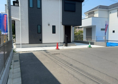 【前面道路含む現地写真】 | 金井新築戸建 | お持ちの車種によっては前面道路が広い方が便利でしょう。しかし、前面道路が広ければその分交通量が多くなるため、騒音などが気になる場合があります。実際に現地を見学し、周辺交通量や騒音などを確認しましょう！