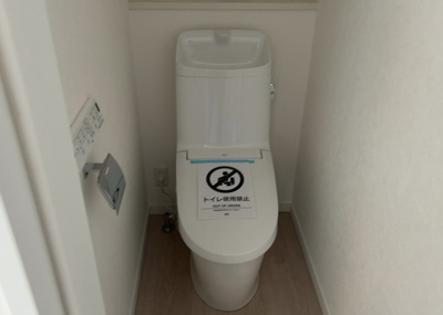 【トイレ】 | 金井新築戸建 | トイレは大きさや形、機能、抗菌性などが異なる多種多彩なタイプが各メーカーから出ています。それぞれに良さがあるため、事前にどういったタイプのトイレがいいのかをご家庭内で決めて、内見に行くといいでしょう。