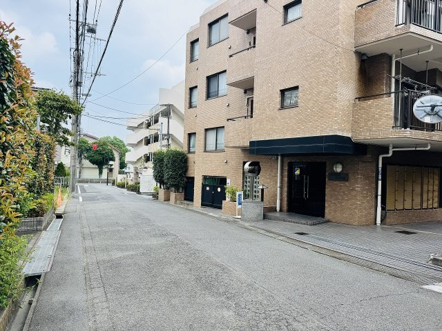 セントラルコートめじろ台のエントランス|～管理形態は全部委託式　キレイにメンテナンスされているマンションです～