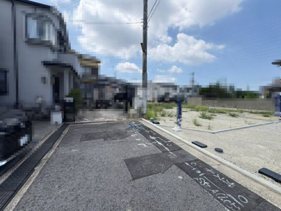 【周辺】 | 堀上町　新築分譲住宅　全４区画 | 【３口コンロのシステムキッチンです】対面式を採用したキッチンですので、リビングで寛ぐご家族をいつも感じられます！会話を楽しみながら家事ができますね♪