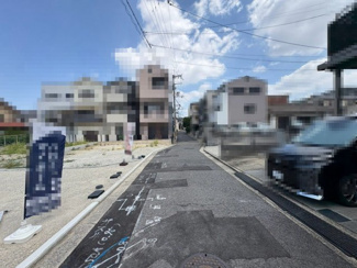 【前面道路含む現地写真】 | 堀上町　新築分譲住宅　全４区画 | 【浴室暖房乾燥機付】一坪以上の浴室でのびのび一日の疲れを癒して下さいね！浴室に窓が付いているので、換気ができて湿気やカビ防止になりますよ♪ 
