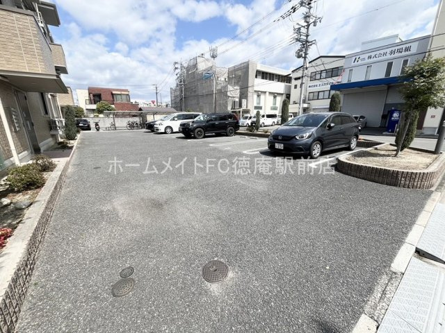 グランシャリオの駐車場