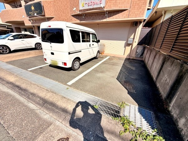 英和マンション助信の駐車場