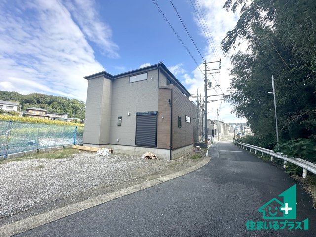 ●17(土)18(日)現地案内可能！　生駒市有里町　第3期　新築一戸建ての前面道路含む現地写真|周辺は落ち着いた街並みの住宅地！子育てがしやすい住環境です！まだ未完成ですが、現地でしかわからない事もございます。是非一度ご覧ください。