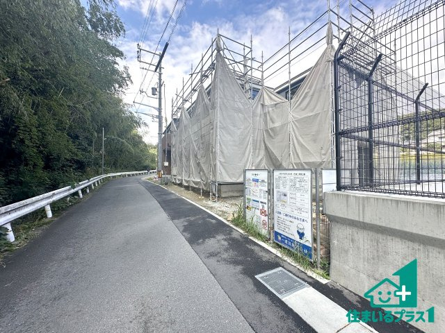 ●24(土)25(日)現地案内可能！　生駒市有里町　第3期　新築一戸建ての前面道路含む現地写真|周辺は落ち着いた街並みの住宅地！子育てがしやすい住環境です！まだ未完成ですが、現地でしかわからない事もございます。是非一度ご覧ください。