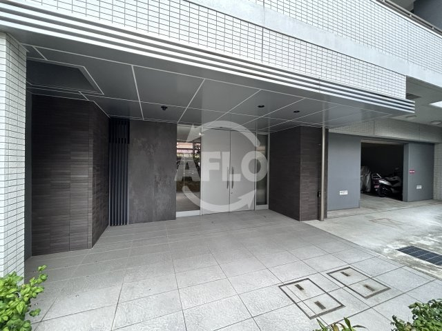 ミュプレ江坂(旧:ベルフェリーク江坂)のエントランス|ミュプレ江坂　エントランス