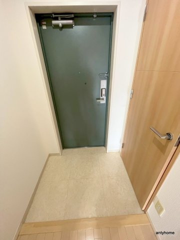 ロイヤルパークスなんば　仲介手数料無料の玄関
