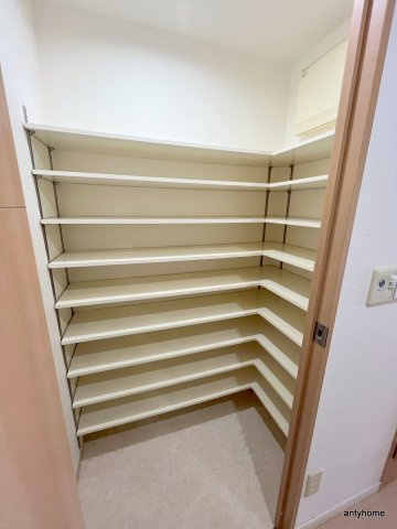 ロイヤルパークスなんば　仲介手数料無料の収納