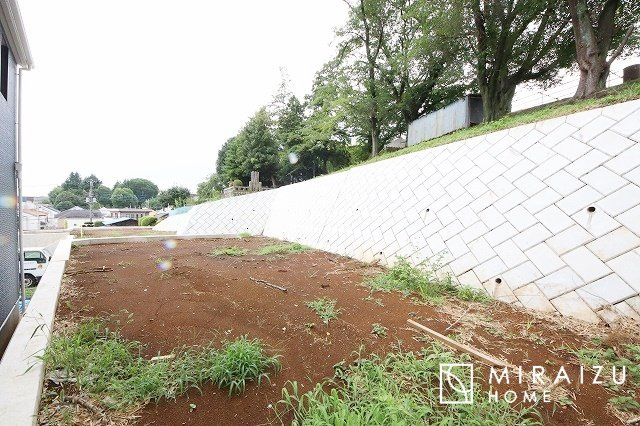 【前面道路含む現地写真】 | 人生100年時代、永く安心してお住まいいただくために、大切なご家族と財産を守ることのできる地震に強い安心な住宅！お休みの日にご家族で見学はいかがでしょう♪