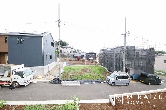 【前面道路含む現地写真】 | 永く住むからこそシンプルで飽きのこないデザインに。ただいま、おかえりの温かな声が聞こえる玄関。