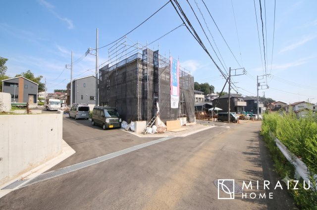【外観】 | 自然光がたっぷりと室内に降り注ぎ、居心地の良い場所です。家族の笑い声が聞こえてきそうです。