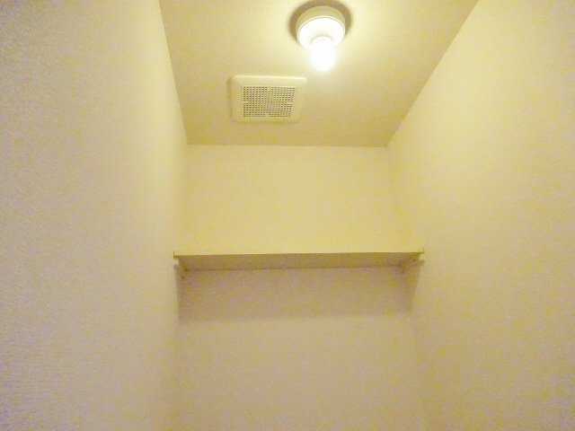 シャン・ティオン参番館のトイレ|上部に棚あります