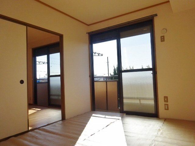 シャン・ティオン参番館の居間・リビング|日当たり良好です
