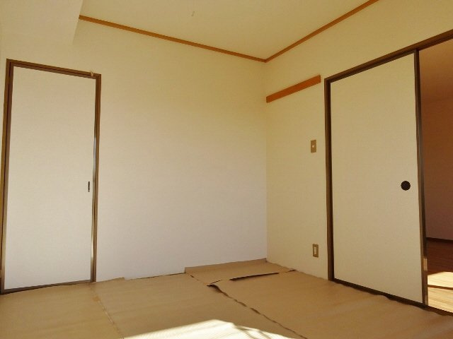 シャン・ティオン参番館の居間・リビング|和室６帖