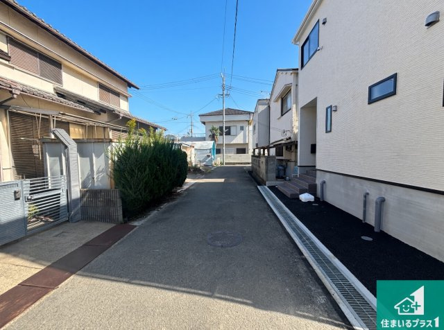 和歌山市市小路　第6期　新築一戸建ての前面道路含む現地写真|周辺は閑静な住宅街！前面道路広々で車の出し入れも便利です。駐車が苦手な方でも安心して車庫入れできます！