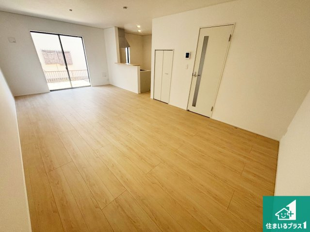 和歌山市市小路　第6期　新築一戸建ての居間・リビング|太陽の光が差し込むとっても明るいリビング！思わず微笑みたくなる居心地の良さ。家族団らんの時間も増えそうなくつろぎのＬＤＫで、住む人のこだわりを活かすゆとりある空間♪
