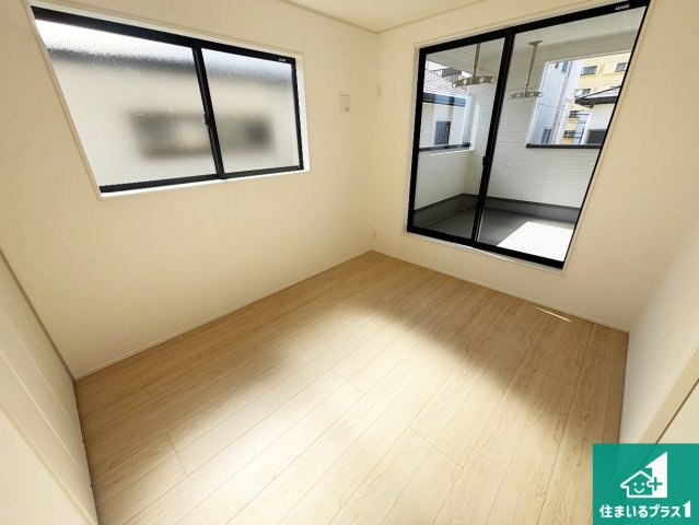 和歌山市市小路　第6期　新築一戸建ての洋室|寝室は心地よい眠りについてもらいたくて、シンプルでかつ開放的な空間に！大きな窓から差し込む朝日が、すっきりとした目覚めをサポートします。