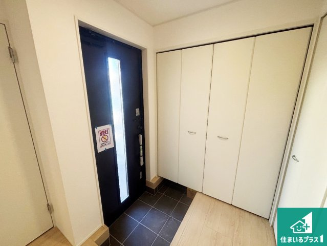 和歌山市市小路　第6期　新築一戸建ての玄関|シューズクローゼットにはたくさんの靴が収納できるので玄関周りはいつもスッキリ！コの字型のスペースにはオシャレな小物を置くと玄関が華やかに♪