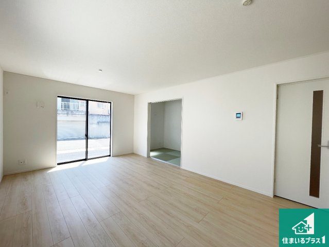 神戸市西区伊川谷町有瀬　第7期　新築一戸建ての居間・リビング|日当たり良好の明るいリビングで朝の目覚めもスッキリできそう！対面キッチンでご家族のコミュニケーションも自然と増える設計！小さなお子様が遊ぶスペースを作っても広々とくつろげるLDK！