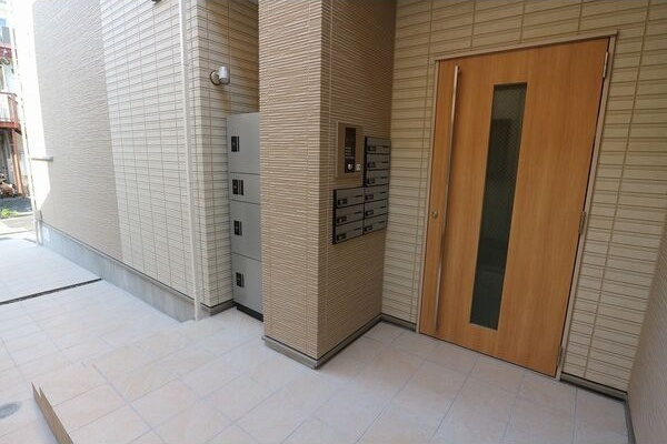 REGALEST三番町のエントランス