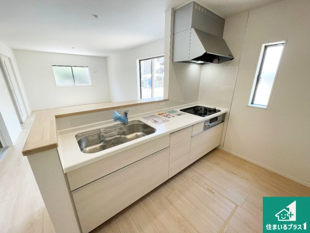 神戸市西区伊川谷町有瀬　第7期　新築一戸建てのキッチン|リビングと統一感があり、使い勝手のいいキッチン。広々としているので、二人並んで作業が出来ちゃいます。お子様と一緒に色々なお料理に挑戦できるスペースがあります。
