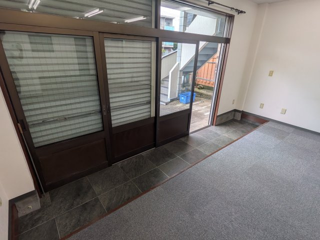 東和稲田堤第３ビルの玄関