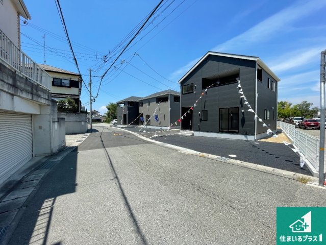 神戸市西区伊川谷町有瀬　第7期　新築一戸建ての前面道路含む現地写真|周辺は閑静な住宅街！前面道路広々で車の出し入れも便利です。駐車が苦手な方でも安心して車庫入れできます！
