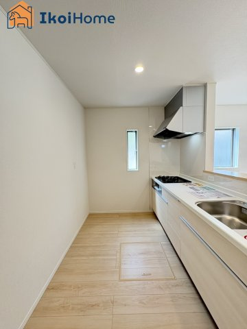 神戸市西区伊川谷町有瀬第7　2号棟　新築戸建のキッチン|【ホームページに現地動画掲載中】●年中無休：当日予約可●キッチン同色のカップボードご依頼も承ります