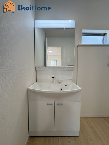神戸市西区伊川谷町有瀬第7　2号棟　新築戸建の洗面所|【ホームページに現地動画掲載中】●年中無休：当日予約可●お化粧等に便利な３面鏡。ハンドシャワー水栓付