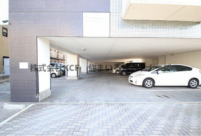 本多ハイツ長門石の駐車場|駐車場があるので、車を買う予定の方も安心です