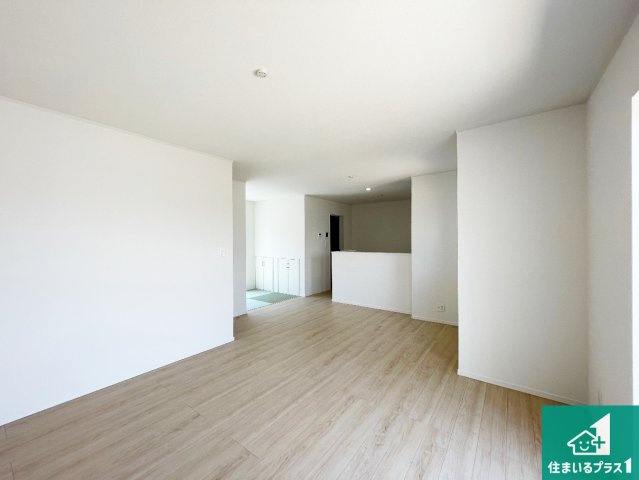 神戸市西区伊川谷町有瀬　第7期　新築一戸建ての居間・リビング|シンプルなリビングは、観葉植物等のインテリアを楽しめますね！パパ好みにも、ママ好みにも家具次第で雰囲気を変えることができます！