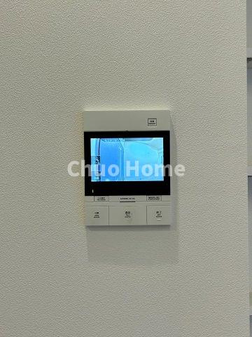 ベルハイム元浅草のセキュリティ|【モニターホン】誰が来たかすぐにわかるカラーモニター付きインターホン。通話ボタンを押すまでは室内の音は漏れていませんので相手を確かめてから応対できます。