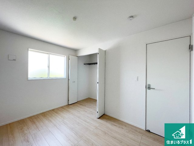 神戸市西区伊川谷町有瀬　第7期　新築一戸建ての洋室|寝室は心地よい眠りについてもらいたくて、シンプルかつ開放的な空間な設計にしています！大きな窓から差し込む日が心地いいです♪