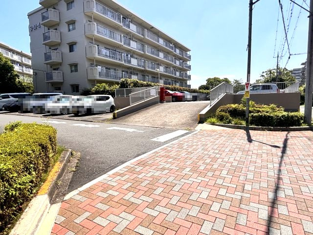 敷地内駐車場は全て平置き区画です　複数台の契約も可能です