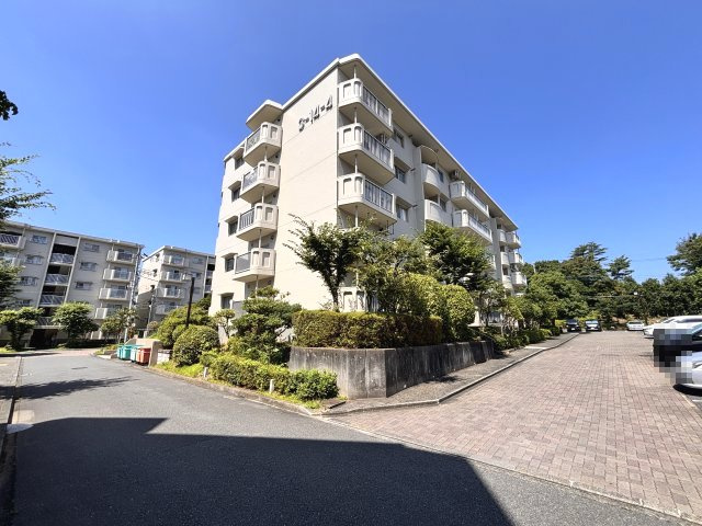 北側からの外観　敷地内路面舗装工事を実施しています