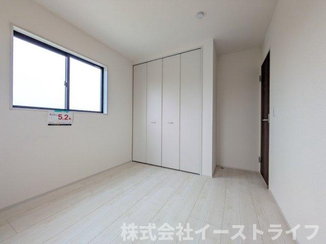 【新築戸建】　いわき市勿来町窪田町通1丁目第1　長期優良住宅の子供部屋|同社施工写真　家具などのインテリアともマッチしておしゃれ感が出しやすく、身の回りの整理がしやすいのも魅力な洋室です。