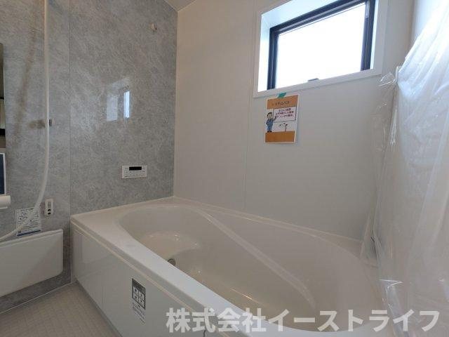 【新築戸建】　いわき市勿来町窪田町通1丁目第1　長期優良住宅の脱衣所|同社施工写真　洗面所（脱衣所）は洗濯カゴなどで生活感が出やすい場所ですが、洗面ボウル下のキャビネットや鏡の裏（三面鏡など）に、歯ブラシ、洗剤のストック、タオル、化粧品などをすっきり整理できます。